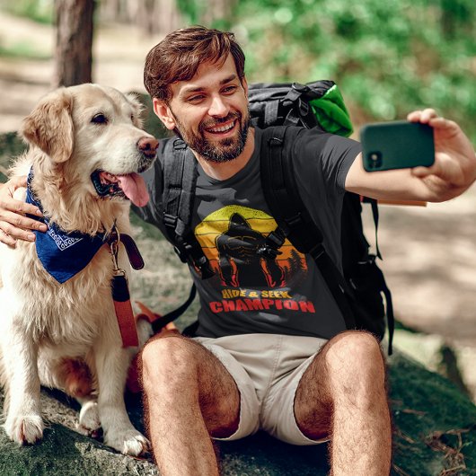 ビグフットの隠しチャンピオンギフトをおもしろい探す Tシャツ