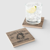 ビグフットキャビン素朴ウッドファミリー名前をカスタムする ストーンコースター (横)