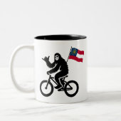 ビグフットサイクリンググルジア国旗 ツートーンマグカップ (左)