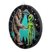 ビグフットミーツエイリアン ダーツボード (正面右)