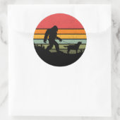 ビグフット歩くラブラドールレトリエバードッグヴィンテージ ラウンドシール (バッグ)