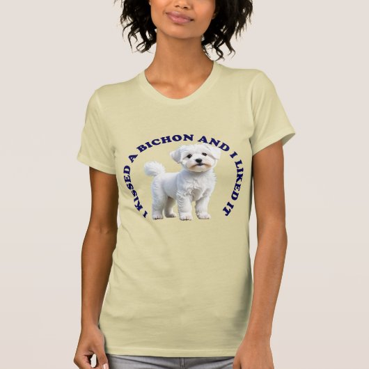 ビションフリーゼの子犬にキスをした Tシャツ (正面)