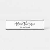 ビジネシンプルスのスクリプトの白黒のカスタム デスクネームプレート (正面)