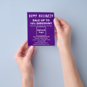 ビジネスのハロウィーン販売のパープルフライヤー チラシ (手)