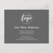 ビジネスのロゴを使用した新しいアドレスの変更グレー 案内ポストカード (正面)