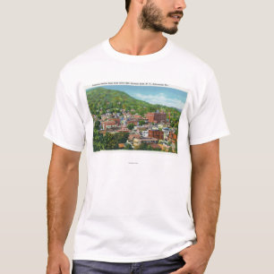 ビジネスセクションの湖の通りの丘の眺め Tシャツ