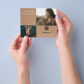 ビジネスプロモーションフォトQRコードモダンブラウン チラシ (手)