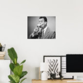 ビジネスマンがビールを飲む ポスター (ホームオフィス)