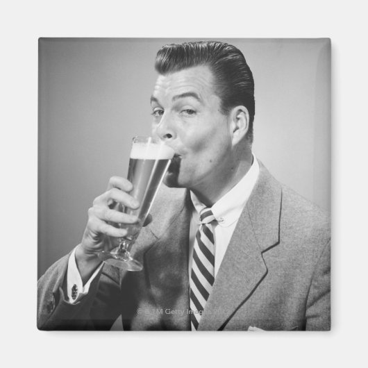 ビジネスマンがビールを飲む マグネット (正面)