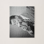 ビジネスマンの飲むビール ジグソーパズル (縦)