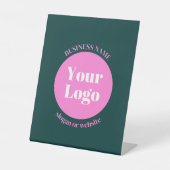 ビジネスロゴおよび編集可能文字 | ピンクと緑 台座サイン (正面)