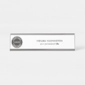 ビジネスロゴとWebサイトのプロフェッショナル デスクネームプレート (正面)