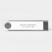 ビジネスロゴとWebサイトのプロフェッショナル デスクネームプレート (正面)