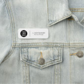 ビジネスロゴのミニマルな小売社員 名札 (インサイチュ)