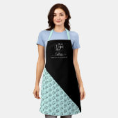 ビジネスロゴの色ブロックパターン名タイトル エプロン (着用した状態)