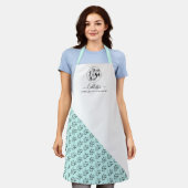 ビジネスロゴの色ブロックパターン名タイトル エプロン (着用した状態)