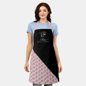 ビジネスロゴの色ブロックパターン名タイトル エプロン (着用した状態)