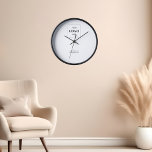 ビジネスロゴシンプル白ミニマル色 壁時計<br><div class="desc">あなたのブランドの存在感を高めて離れ、私たちの時計で消えパーソナライズされたないマーク。それは単なる時計ではなく、ビジネスの献身、プロフェッショナリズム、そして毎秒のカウントを作ることへのコミットメントの象徴である。この特別な時計であなたのブランドのマークを時間通りに作パーソナライズされたる。</div>