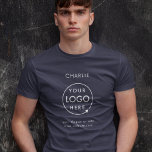 ビジネスロゴ会社ブランドスタッフ従業員名 Tシャツ<br><div class="desc">ミニマシンプルルスタイルでカスタムはモダン、会社のロゴやスタッフ名やビジネス情報で簡単に更新できるネイビーブルーのビジネステンプレート。こもしの製品の救済パーソナライズが必要な場合は、下のメッセージボタンを使って下さい。</div>