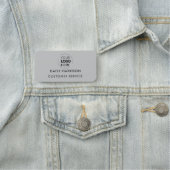 ビジネスロゴ |ライトグレーのモダン社員スタッフ 名札 (インサイチュ)