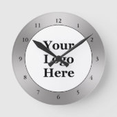 ビジネス白黒ブラシ仕上げメタルあなたのロゴを見る ラウンド壁時計 (正面)