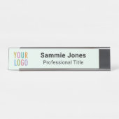 ビジネス・ロゴ付き軽量グリーン2x8机用ネームプレート デスクネームプレート (正面)