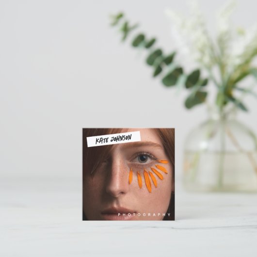 ビジモダンユニークャロ写真家 スクエア名刺 (スタンド正面)