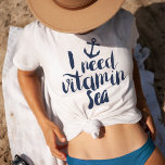 ビタミンの海が必要だ Tシャツ<br><div class="desc">船のいかり航海のイラストレーションで飾られたネイビーブルーのハンドレターブラシタイポグラフィで、可愛くて生意気なティーが特徴の「ビタミン海が必要」。</div>