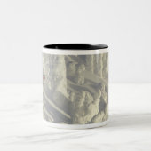 ビッグの厚い雪のゴーストでアルパインスキーヤー ツートーンマグカップ (中央)