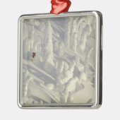 ビッグの厚い雪のゴーストでアルパインスキーヤー メタルオーナメント (左)