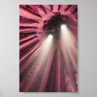 ビッグトップの下にスポットライトを表示 ポスター