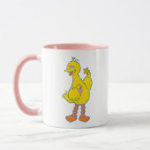 ビッグバードがクリスマスのオーナメントを持っている マグカップ (左)