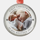 ビッグパーソナライズされたブラザー写真としての初めてのクリスマス メタルオーナメント (正面)