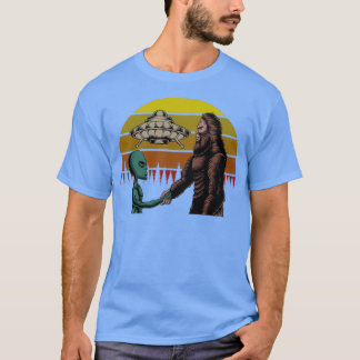 ビッグフットおもしろいサスカッチとエイリアンUFO誘拐事件 Tシャツ