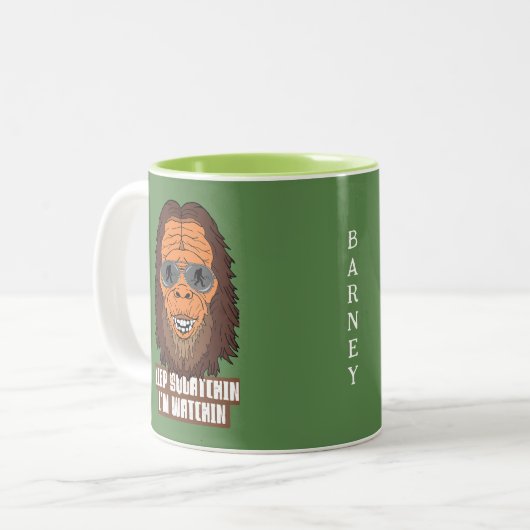 ビッグフットがあなたをキャンピングおもしろいで見ている ツートーンマグカップ (正面左)