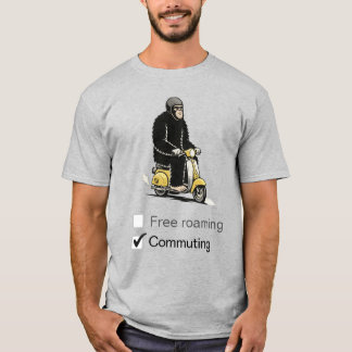 ビッグフットがスクーターに乗るTシャツ Tシャツ
