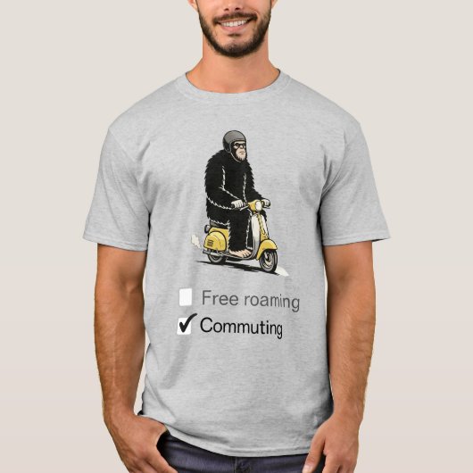 ビッグフットがスクーターに乗るTシャツ Tシャツ (正面)