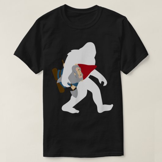 ビッグフットがノームを抱える面白いデザイン Tシャツ (デザイン正面)