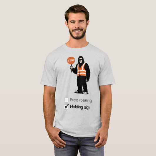 ビッグフットが交通整理員として働くTシャツ Tシャツ (正面フル)
