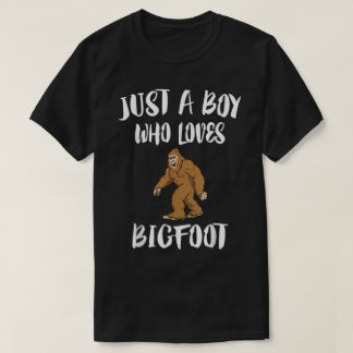 ビッグフットが好きな少年 Tシャツ