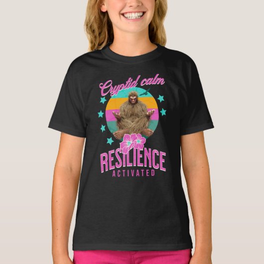 ビッグフットが活性化する未知の生物の冷静な強さ Tシャツ (正面)