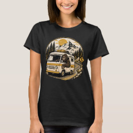 ビッグフットが運転するキャンピングカーのビンテージなロードトリップ Tシャツ