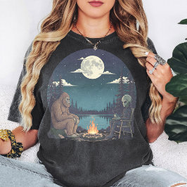 ビッグフットとエイリアンのキャンプファイヤー ムーン レイク アート Tシャツ