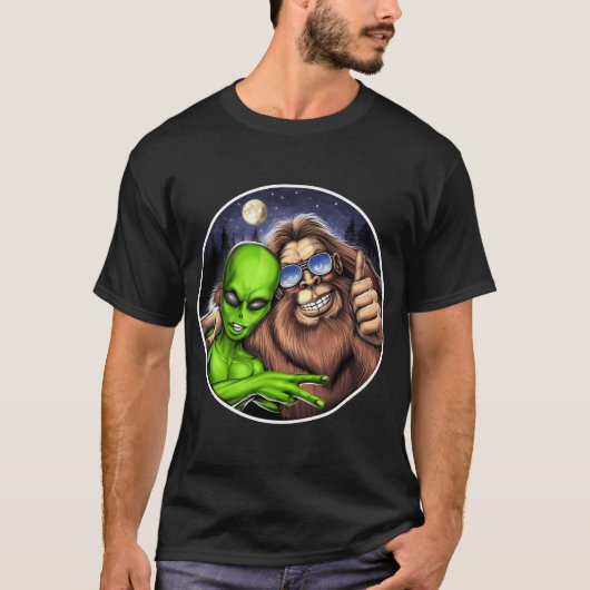 ビッグフットとエイリアン Tシャツ (正面)