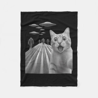 ビッグフットと一緒に驚いた怖がっている猫のセルフィー フリースブランケット