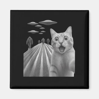 ビッグフットと一緒に驚いた怖がっている猫のセルフィー マグネット