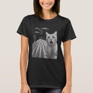 ビッグフットと一緒に驚いた怖がっている猫のセルフィー Tシャツ