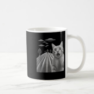 ビッグフットと一緒に驚いた怖がりの猫のセルフィー コーヒーマグカップ