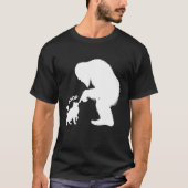 ビッグフットと戯れる長毛猫の鼻ぺち Tシャツ (正面)