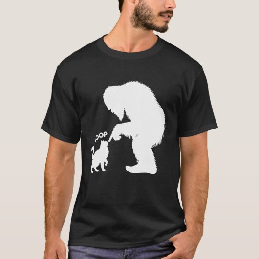 ビッグフットと戯れる長毛猫の鼻ぺち Tシャツ (正面)